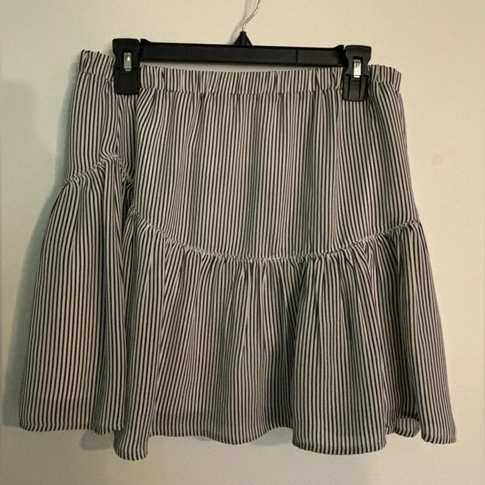 Banana Republic Womens Sz S‎ Black White Pinstripe Skirt Lace Accent No BR label